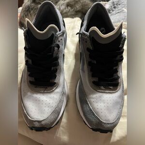 Youth Nike shoes like new size 5.5